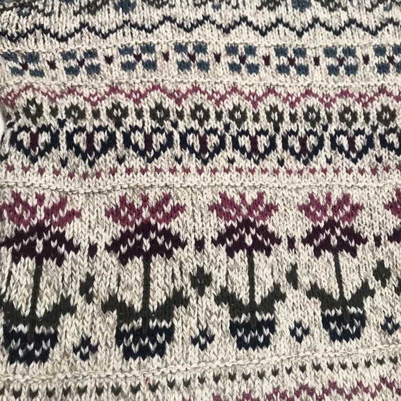 Ladies Sweater 🌹 - Picture 3 of 8